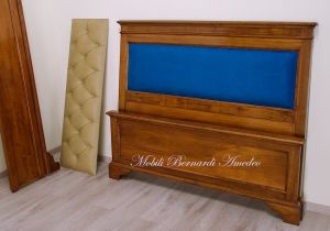 Letto classico in legno con pannello testiera imbottito con microfibra colore blu
